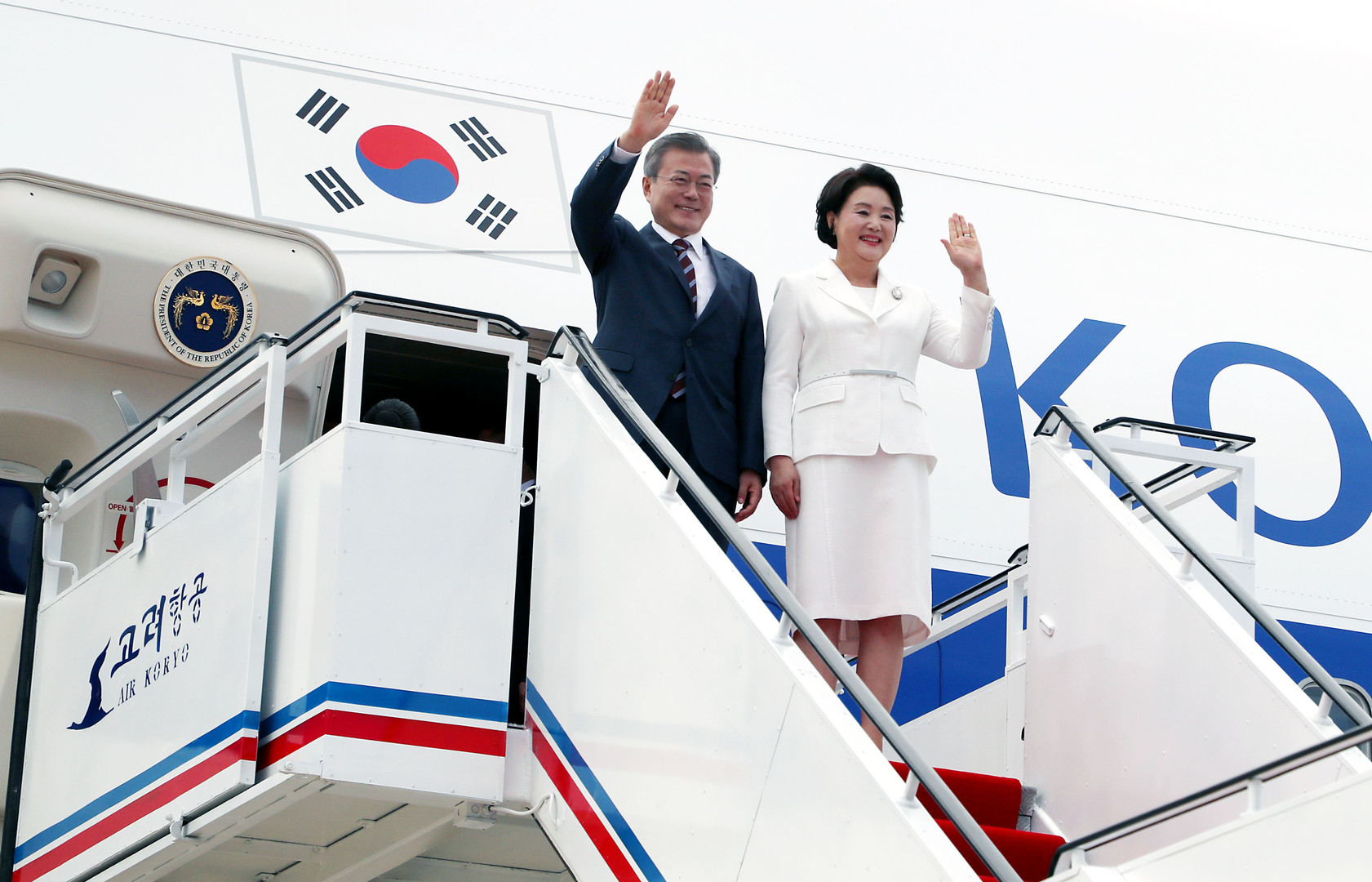 Les deux dirigeants coréens défilent sous les acclamations à Pyongyang (IMAGES) 