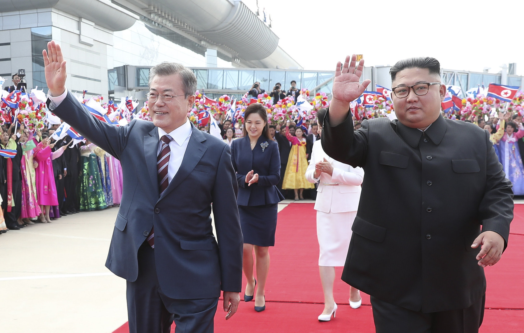 Les deux dirigeants coréens défilent sous les acclamations à Pyongyang (IMAGES)