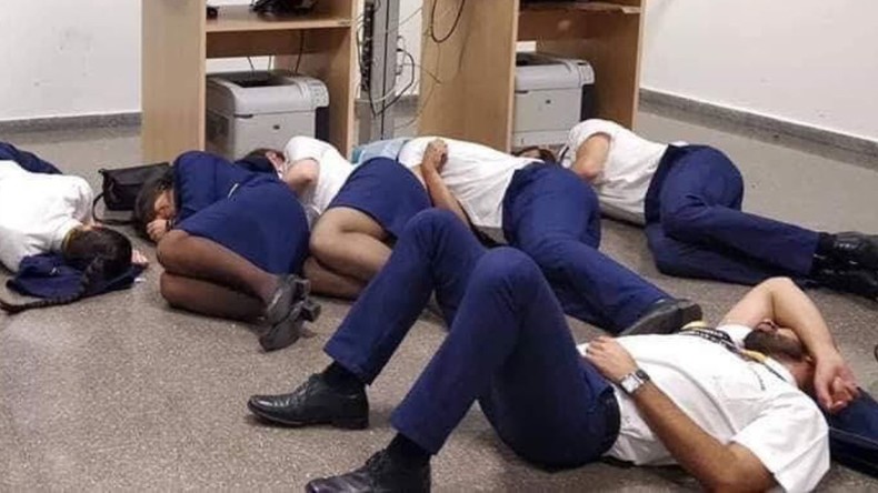 Membres d'un équipage allongés à même le sol : quelles conditions de travail chez Ryanair ?