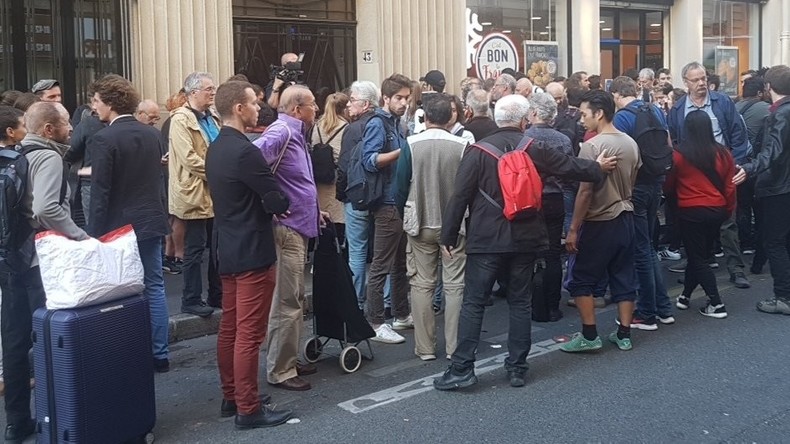Mobilisation devant le siège de la France insoumise à Paris à l'appel de Mélenchon (VIDEOS)