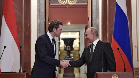 Le chancelier autrichien Sebastian Kurz et le président russe Vladimir Poutine lors d'une conférence de presse conjointe, le 3 octobre à Saint-Pétersbourg (image d'illustration).