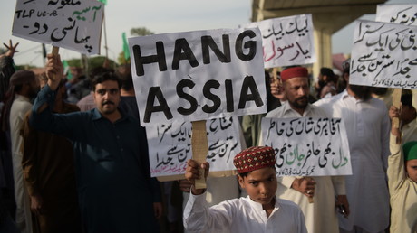 Les partisans de Tehreek-e-Labaik Pakistan (TLP), un parti politique religieux extrémiste, manifestent à Rawalpindi le 12 octobre 2018, exigeant que soit pendue Assia Bibi, une femme chrétienne condamnée à mort.