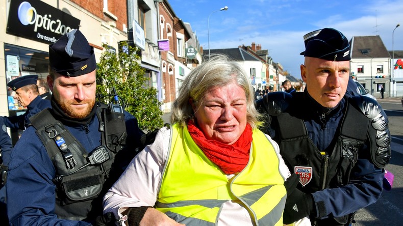 A Albert, des «gilets jaunes» interpellent Macron avant son arrivée, ils se font évacuer (VIDEO)