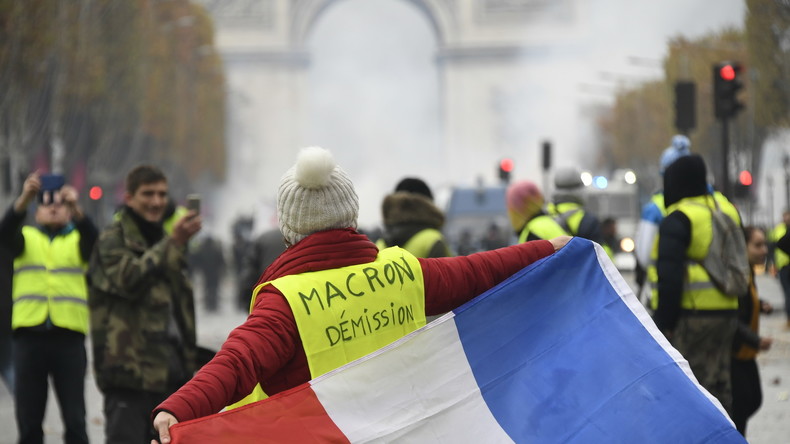 «Macron, démission !», «La police avec nous !» : au cœur du rassemblement des Gilets jaunes à Paris