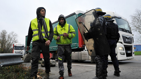 Les forces de l'ordre évacuent des Gilets jaunes qui bloquaient une route, le 19 novembre 2018 dans la localité française de Crespin, à la frontière avec la Belgique (image d'illustration). 