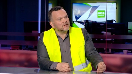 Djordje Kuzmanovic en Gilet jaune sur le plateau de RT France.