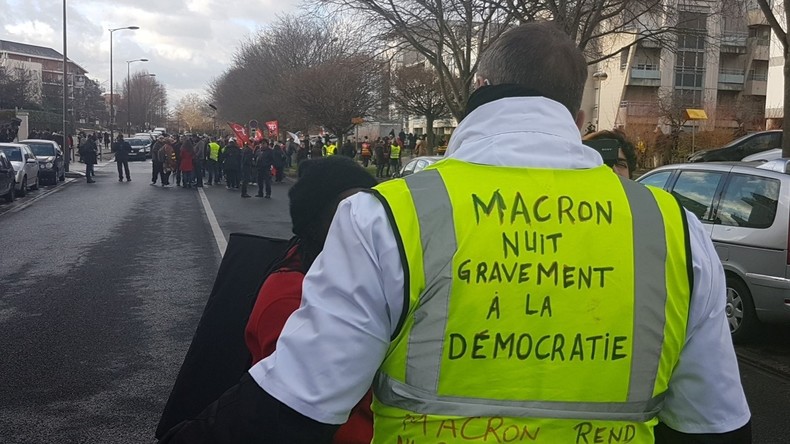 Créteil : la visite d'Emmanuel Macron perturbée par des syndicalistes et des Gilets jaunes (VIDEOS)