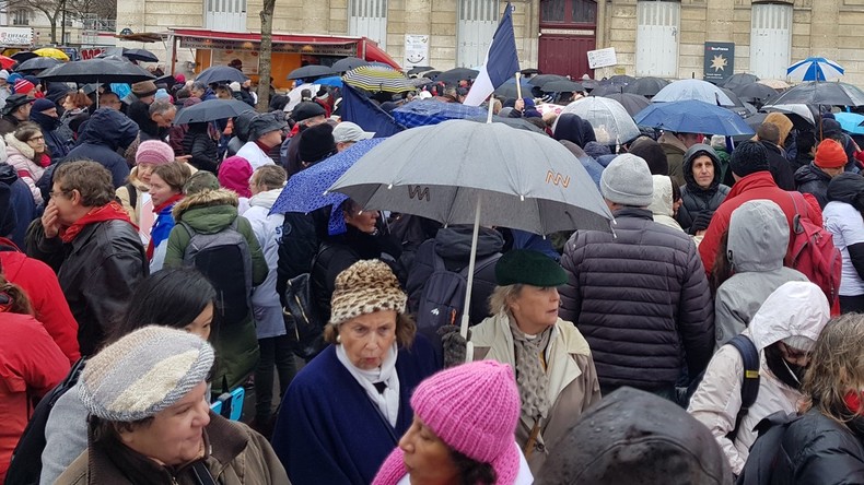 Les Foulards rouges manifestent à Paris pour «défendre la démocratie et les institutions» (IMAGES)