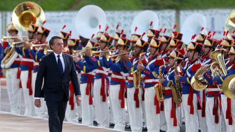 Le nouveau président du Brésil, Jair Bolsonaro, passe en revue les troupes après la cérémonie d'investiture, à Brasilia, au Brésil, le 1er janvier 2019.