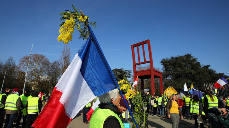 «Macron démission !» : 2 500 Gilets jaunes devant l'ONU à Genève contre les violences policières