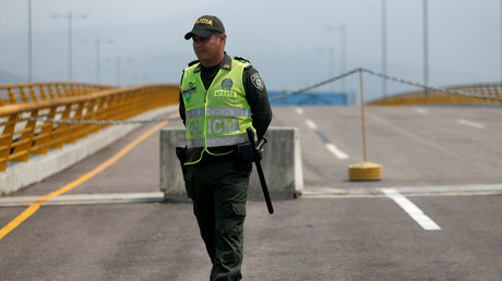 Un officier de police marche sur le pont transfrontalier Tienditas entre la Colombie et le Venezuela, à Cucuta, en Colombie, le 6 février 2019. 