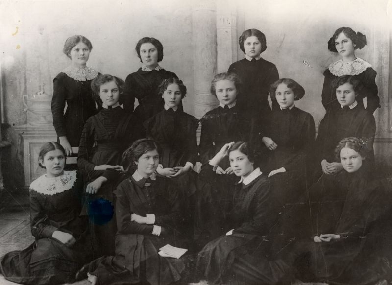 Students of the female gymnasium in Kasimov, 1910.
