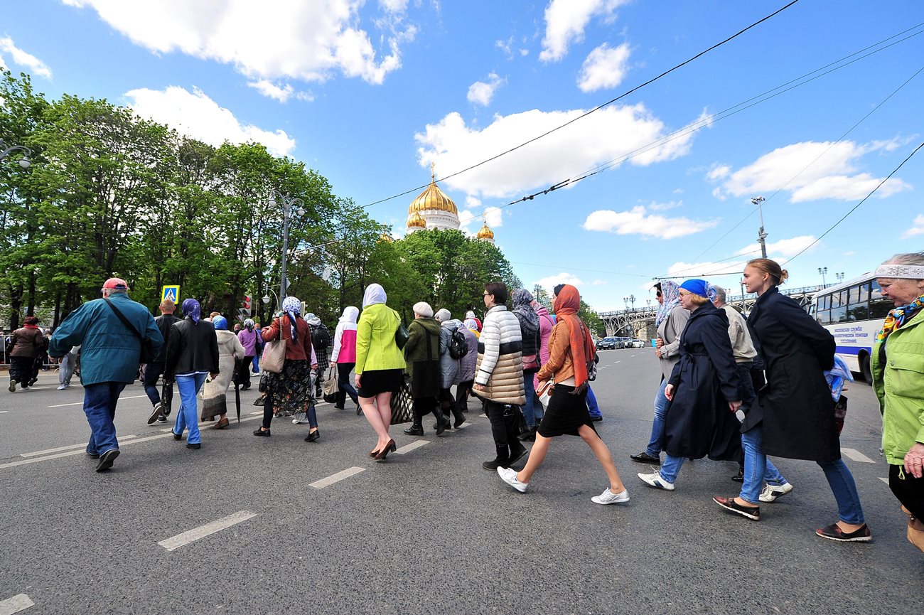 25 тыс людей. Поток людей в Москве. Мощи Николая Чудотворца в Москве 2017 очередь.