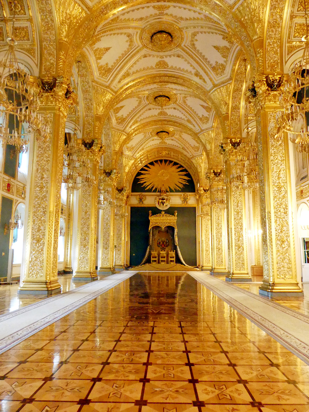 Um lustre com mais de 17 toneladas, talvez a mais pesado de todo o palácio, está suspenso no salão a São Vladímir (favor, honra e glória). No de Aleksandr (trabalho e pátria) há seis quadros que descrevem a vida e os milagres de Aleksandr Nevski. Sua arquitetura lembra uma igreja ortodoxa, enquanto o salão adjacente de Santo André (fé e devoção) se parece mais com uma igreja católica (durante a época soviética, ambos os salões ficavam completamente vazios e eram utilizados para sessões do Soviete Supremo). Enfim, o salão a Santa Catarina (amor e pátria), com paredes de prata brilhante, era usado para receber as imperatrizes.