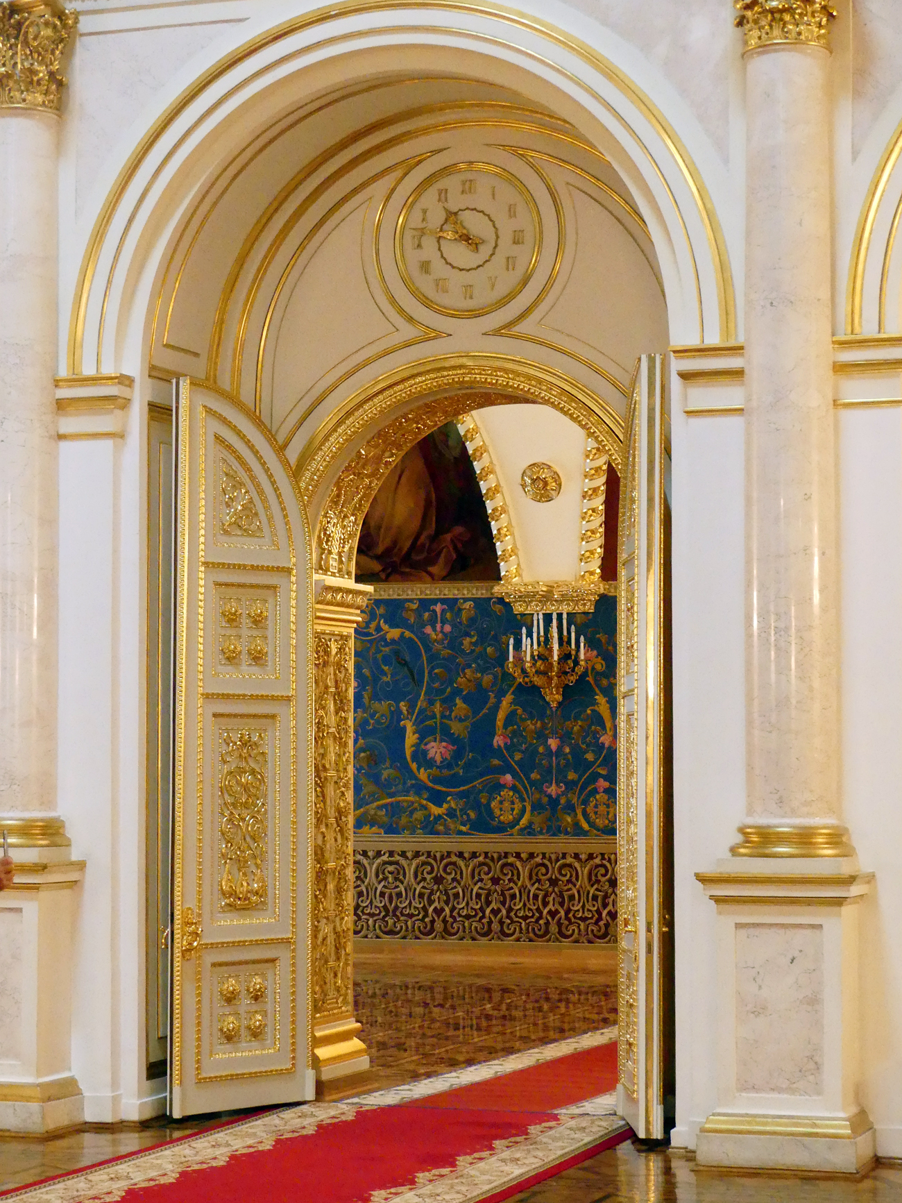 A decoração suntuosa foi restaurada para relembrar a original: dourado e branco se sobrepõem ao longo da fachada neoclássica de 125 metros coberta por um telhado verde, onde a bandeira russa fica, por vezes, exposta. Atrás de seus muros do século 19 existe um verdadeiro mosaico arquitetônico, testemunho de séculos de história.O soviético Iossef Stálin foi o último líder a residir no Kremlin. Atualmente, o edifício abriga gabinetes do governo e da presidência, raramente acessíveis a grupos de visitantes e por vezes usados em cerimônias oficiais.