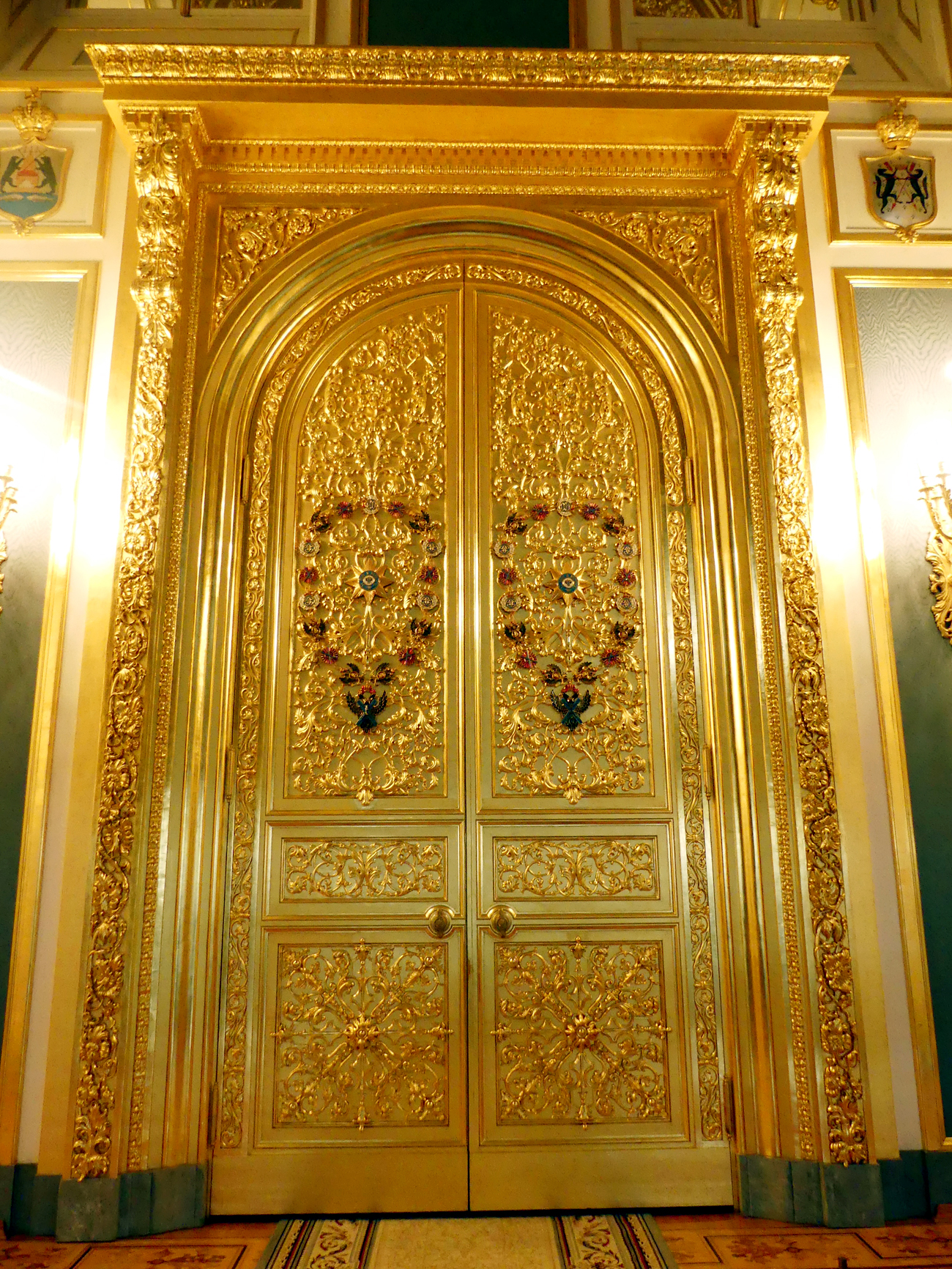 Um salão adornado com cores vivas leva ao Palácio dos Terems, construído no século 17 pelo primeiro Romanov, Mikhail Fiodorovitch. “Depois da passagem de Napoleão em 1812 ficaram apenas as paredes”, conta a guia. Os salões do palácio foram totalmente restaurados durante o século 19.