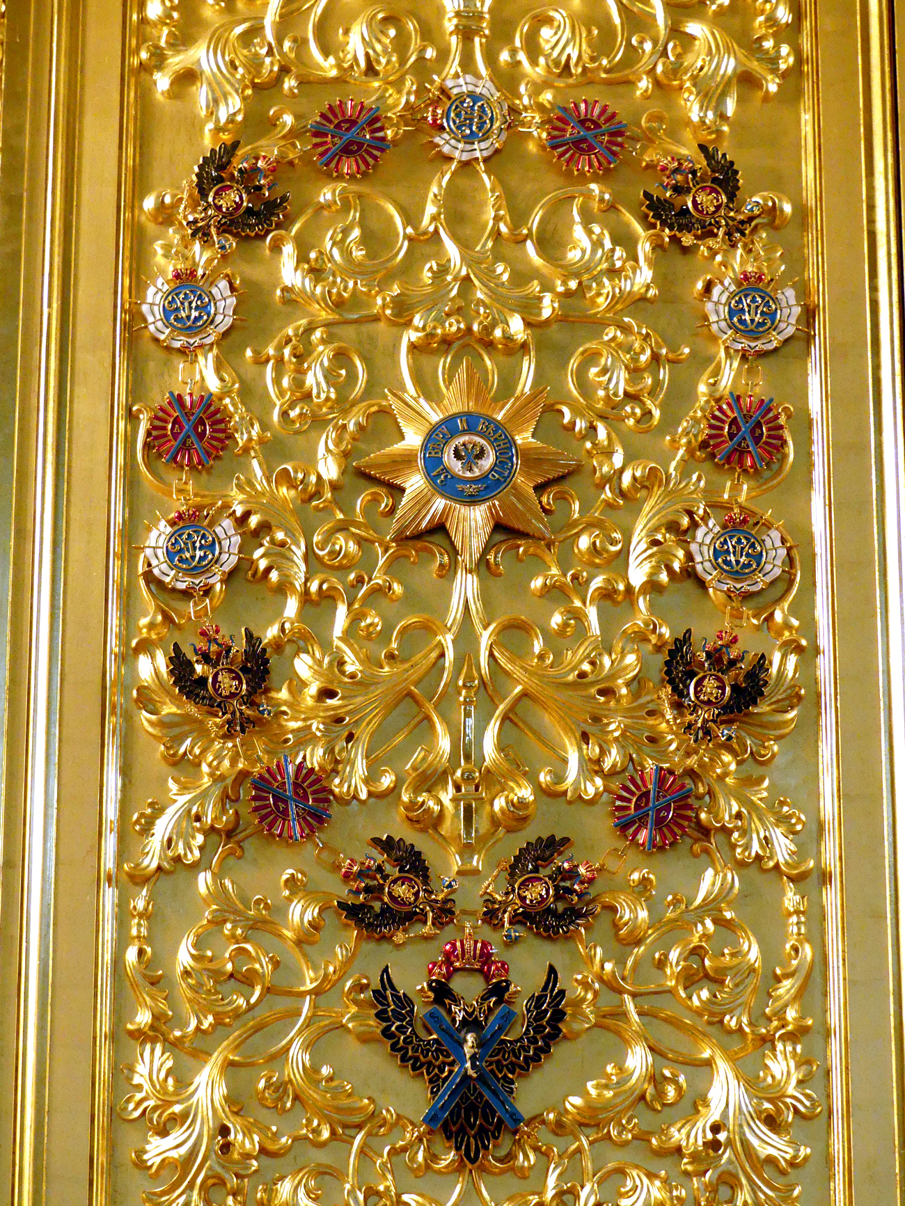 Os apartamentos do tsar são uma série de aposentos modestos com interiores típicos da Rússia antiga. A ideia principal desses quartos era se manter aquecido. No refeitório há uma lareira; sobre os bancos colocados ao longo das paredes, os boiardos sentavam-se à espera de uma audiência com o governante. O tsar os reunia no salão da Duma, que, etimologicamente, vem do verbo “dumat” (pensar, em português). O espaço do tsar se encontra na sala seguinte, decorada com suas cores – roxo e negro – e vários símbolos de poder, como a águia de duas cabeças e leão.