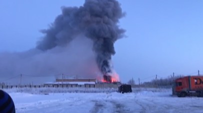 Под Оренбургом тушат крупный пожар на заводе цинкования